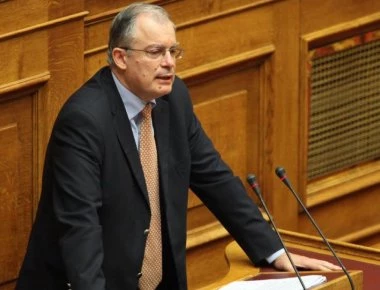 Οι δύο ιστορικές φωτογραφίες που κατέθεσε ο Κ. Τασούλας στη συζήτηση για την αναθεώρηση του Συντάγματος [εικόνες]